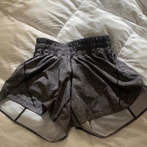 LuluLemon track- that Mid rise lined short 5’’. Worn twice.